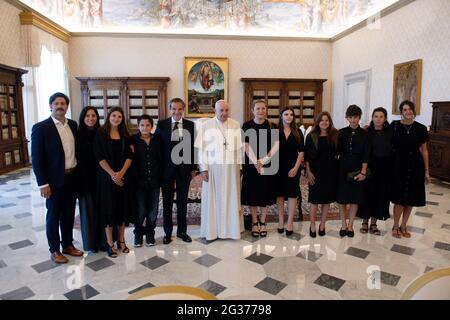 Vaticano. 14 Giugno 2021. 14 giugno 2021 : Papa Francesco ha ricevuto in udienza Rafael Mariano grossi, Direttore Generale dell'Agenzia Internazionale per l'energia atomica (AIEA), con la sua Consort e ha seguito in Vaticano Credit: Independent Photo Agency/Alamy Live News Foto Stock