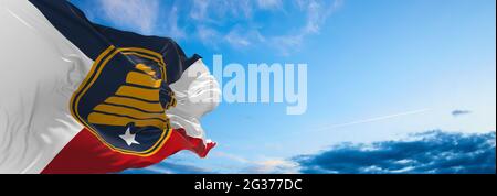 Bandiera dello Utah commemorativo sullo sfondo del cielo nuvoloso al tramonto. Concetto patriottico sullo stato. illustrazione 3d, Foto Stock