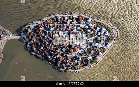 Alta risoluzione magnifica vista di un'isola situata in Bursa, preso da un'altezza con un drone. Foto Stock