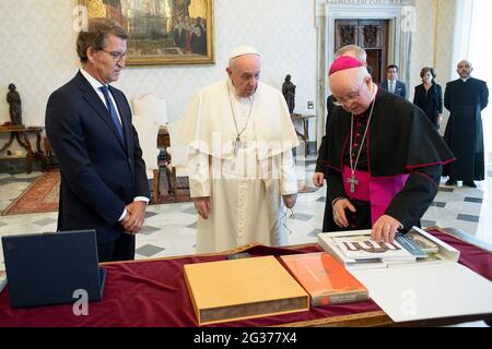 Vaticano. 14 Giugno 2021. 14 giugno 2021 : Papa Francesco ha ricevuto questa mattina in udienza S.E. Mons. Julián Barrio Barrio, Arcivescovo di Santiago de Compostela (Spagna) con Alberto Núñez Feijóo, Presidente del Consiglio della Galizia, e ha seguito in Vaticano Credit: Agenzia indipendente della Foto/Alamy Live News Foto Stock