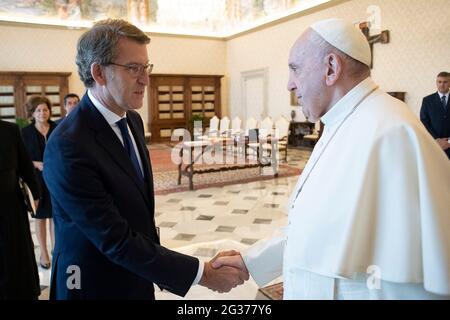 Vaticano. 14 Giugno 2021. 14 giugno 2021 : Papa Francesco ha ricevuto questa mattina in udienza S.E. Mons. Julián Barrio Barrio, Arcivescovo di Santiago de Compostela (Spagna) con Alberto Núñez Feijóo, Presidente del Consiglio della Galizia, e ha seguito in Vaticano Credit: Agenzia indipendente della Foto/Alamy Live News Foto Stock