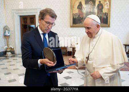 Vaticano. 14 Giugno 2021. 14 giugno 2021 : Papa Francesco ha ricevuto questa mattina in udienza S.E. Mons. Julián Barrio Barrio, Arcivescovo di Santiago de Compostela (Spagna) con Alberto Núñez Feijóo, Presidente del Consiglio della Galizia, e ha seguito in Vaticano Credit: Agenzia indipendente della Foto/Alamy Live News Foto Stock