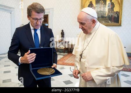 Vaticano. 14 Giugno 2021. 14 giugno 2021 : Papa Francesco ha ricevuto questa mattina in udienza S.E. Mons. Julián Barrio Barrio, Arcivescovo di Santiago de Compostela (Spagna) con Alberto Núñez Feijóo, Presidente del Consiglio della Galizia, e ha seguito in Vaticano Credit: Agenzia indipendente della Foto/Alamy Live News Foto Stock