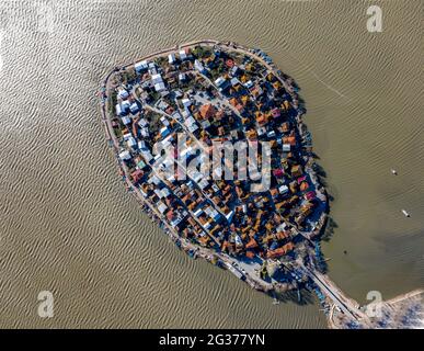 Alta risoluzione magnifica vista di un'isola situata in Bursa, preso da un'altezza con un drone. Foto Stock