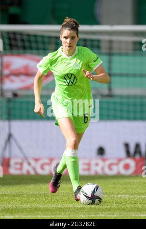 Dominique BLOODWORTH/JANSSEN (WOB) azione, DFB Cup finale donne 2021/Eintracht Francoforte (F) - VfL Wolfsburg (WOB) 0: 1 dopo il Verl., il 30 maggio 2021 a Koeln/Germania. Le normative DFB vietano l'uso di fotografie come sequenze di immagini e/o quasi-video Â Foto Stock