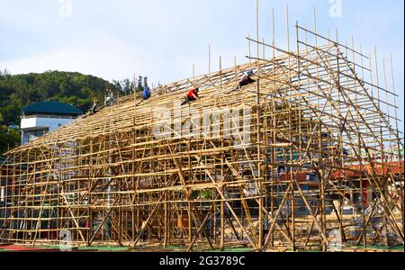 Costruzione di un teatro di bambù di fronte al Tempio di Pak Tai per lo spettacolo d'opera cinese durante il Tai Ping Ching Jiu (noto anche come Bun Festival) a Cheung Chau. Foto Stock