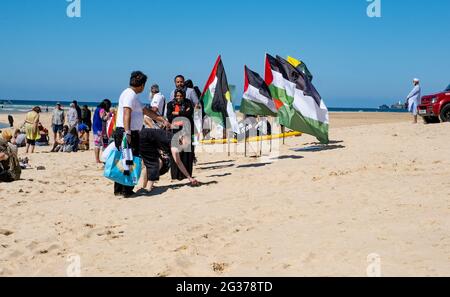 Protesta contro Hayle Sands vicino alla conferenza G7 di Carbis Bay da parte dei palestinesi e di altri per il trattamento da parte di Israele durante il conflitto. Foto Stock