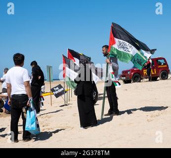 Protesta contro Hayle Sands vicino alla conferenza G7 di Carbis Bay da parte dei palestinesi e di altri per il trattamento da parte di Israele durante il conflitto. Foto Stock