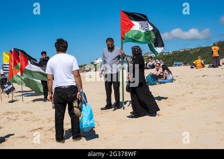 Protesta contro Hayle Sands vicino alla conferenza G7 di Carbis Bay da parte dei palestinesi e di altri per il trattamento da parte di Israele durante il conflitto. Foto Stock