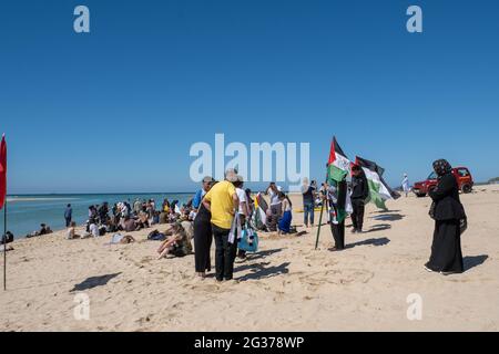 Protesta contro Hayle Sands vicino alla conferenza G7 di Carbis Bay da parte dei palestinesi e di altri per il trattamento da parte di Israele durante il conflitto. Foto Stock