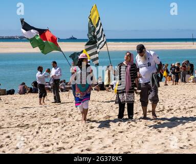 Protesta contro Hayle Sands vicino alla conferenza G7 di Carbis Bay da parte dei palestinesi e di altri per il trattamento da parte di Israele durante il conflitto. Foto Stock