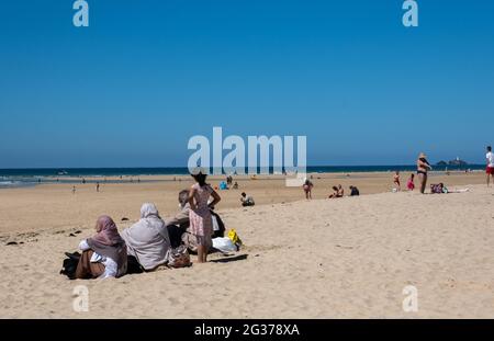 Protesta contro Hayle Sands vicino alla conferenza G7 di Carbis Bay da parte dei palestinesi e di altri per il trattamento da parte di Israele durante il conflitto. Foto Stock