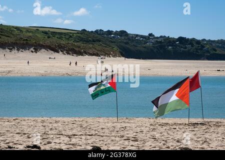 Protesta contro Hayle Sands vicino alla conferenza G7 di Carbis Bay da parte dei palestinesi e di altri per il trattamento da parte di Israele durante il conflitto. Foto Stock