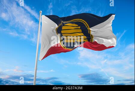 Bandiera dello Utah commemorativo sullo sfondo del cielo nuvoloso al tramonto. Concetto patriottico sullo stato. illustrazione 3d, Foto Stock