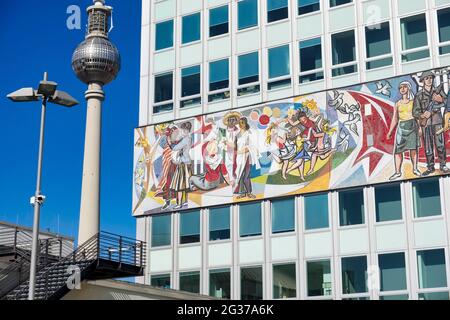 Fregio di Walter Womacka sulla Haus des Lehrers, Berlino, Germania Foto Stock
