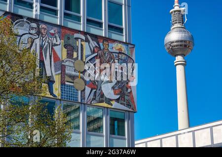 Fregio di Walter Womacka sulla Haus des Lehrers, Berlino, Germania Foto Stock
