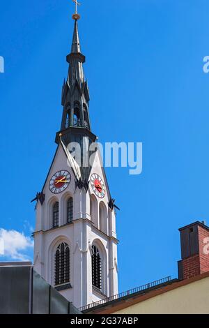 Torre con orologi della chiesa parrocchiale Assunzione della Vergine Maria, Bad Toelz, alta Baviera, Baviera, Germania Foto Stock