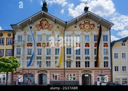 Facciate con Lueftlmalerei e bandiere, Museo della Città e Buerger Garten in Marktstrasse, Bad Toelz, alta Baviera, Baviera, Germania Foto Stock