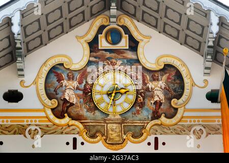 Facciata con Lueftlmalerei e orologio, Buerger Garten in der Marktstrasse, Bad Toelz, alta Baviera, Baviera, Germania Foto Stock