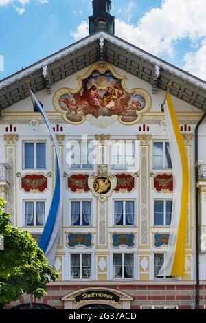 Facciata con Lueftlmalerei e bandiere, museo cittadino in Marktstrasse, Bad Toelz, alta Baviera, Baviera, Germania Foto Stock