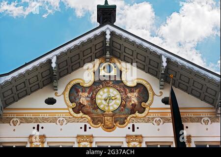 Facciata con Lueftlmalerei e orologio, Buerger Garten in der Marktstrasse, Bad Toelz, alta Baviera, Baviera, Germania Foto Stock