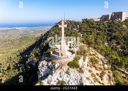 Veduta aerea del monastero di Santuari de Sant Salvador, Puig de Sant Salvador, nei pressi di Felanitx, regione di Migjorn, Maiorca, Isole Baleari, Spagna Foto Stock