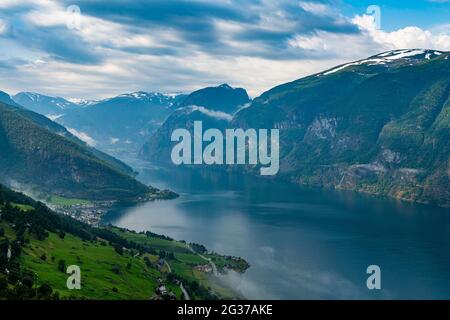 Vista su Aurlandsfjord, Aurland, Norvegia Foto Stock