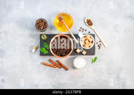 Scrub corpo fatto in casa di caffè macinato, zucchero e olio di cocco, cosmetici fatti in casa per la peeling vista dall'alto Foto Stock