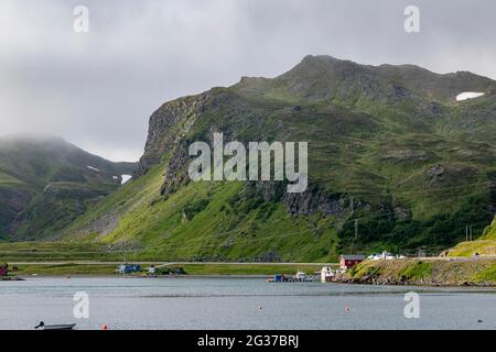 Piccola baia remota e insediamento lungo la strada per il Nordkapp, Norvegia Foto Stock