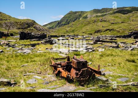 Vecchio motore a spirale arrugginito da rovine derelict di cava di ardesia di Rhosydd a Bwlch y Rhosydd con montagna Cnicht oltre in montagna Moelwyn Snowdonia Galles Foto Stock