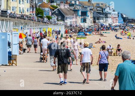 Lyme Regis, Dorset, Regno Unito. 14 Giugno 2021. Regno Unito Meteo. Gli amanti del sole si accorrono in spiaggia per godersi il sole caldo nel giorno più caldo dell'anno. Credit: Celia McMahon/Alamy Live News Foto Stock