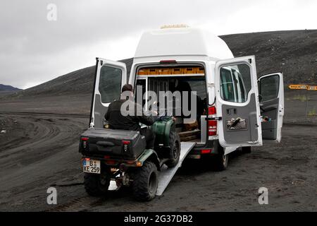 ATV viene caricato in Sprinter, ATV rider, biker, quad, Yamaha Grizzly, Mercedes Sprinter camper, camper, rampe, deserto lavico Krepputunga, strada in altipiano Foto Stock