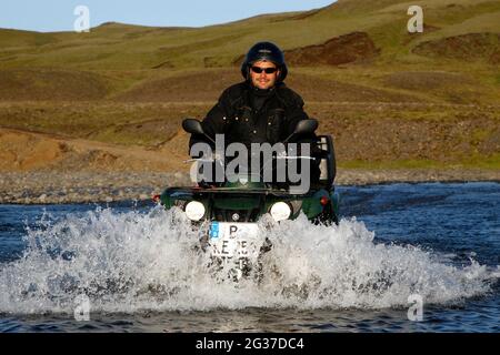 Fords, River Crossing, ATV, Yamaha Grizzly, biker, quad rider, laki rift, altopiani, Islanda Foto Stock