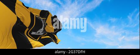 Bandiera di Baltimora, Maryland a cielo nuvoloso sfondo al tramonto, vista panoramica. Concetto patriottico su Baltimora, Maryland e spazio di copia per larga ba Foto Stock