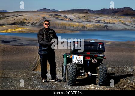 Pista, pista, ATV, Yamaha Grizzly, biker, quad rider, paesaggio lavico, lago, laki fissure, altipiani, Islanda Foto Stock