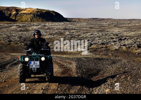 Pista, ATV, Yamaha Grizzly, biker, quad rider, Paesaggio lavico, fessura laki, altopiani, Islanda Foto Stock