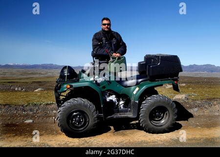 Pista, ATV, Yamaha Grizzly, biker, quad rider si riempie di benzina, lattina di gas, paesaggio lavico, fessura laki, altopiani, Islanda Foto Stock