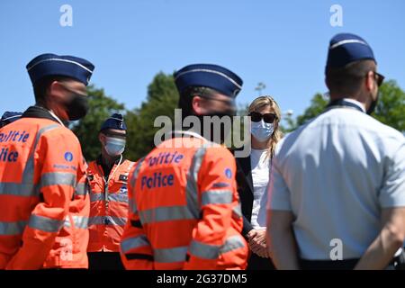 Il Ministro degli interni Annelies Verlinden ha raffigurato durante una visita in loco organizzata alla presenza del Ministro degli interni, il Sindaco della Città di Foto Stock