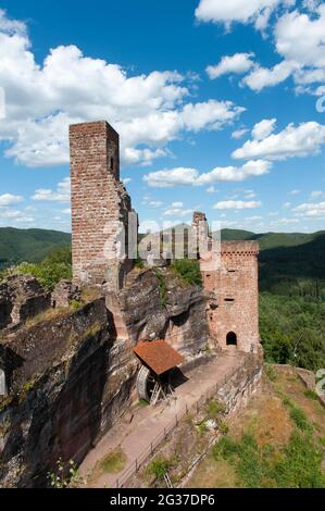 Castello di roccia medievale, Castello di Altdahn, rovine del castello, tenere (a sinistra) e torre sud (a destra), arenaria rossa, Dahner Burgengruppe, Dahner Felsenland Foto Stock