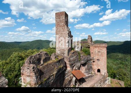 Castello di roccia medievale, Castello di Altdahn, rovine del castello, tenere (a sinistra) e torre sud (a destra), arenaria rossa, Dahner Burgengruppe, Dahner Felsenland Foto Stock