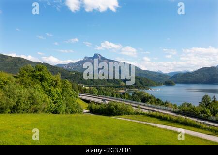 Drone image, Westautobahn (A1) vicino a Mondsee con Schafberg, Salzkammergut, Austria superiore Foto Stock