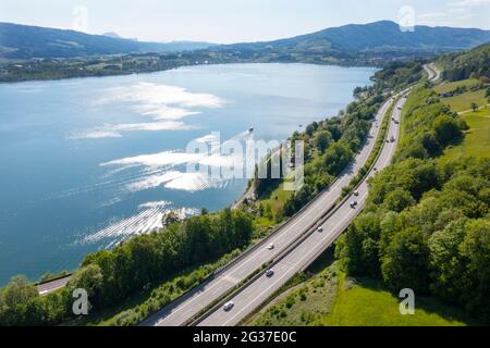 Drone image, Westautobahn (A1) vicino a Mondsee, Salzkammergut, Austria superiore Foto Stock