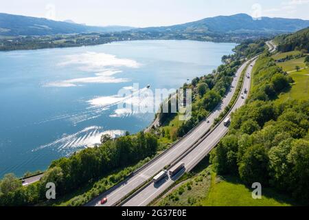 Drone image, Westautobahn (A1) vicino a Mondsee, Salzkammergut, Austria superiore Foto Stock