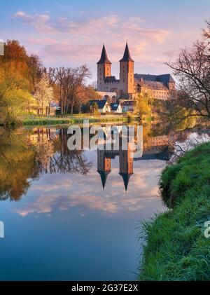 Rochlitz Castello sul fiume Zwickauer Mulde a Morgenrot, Rochlitz, Sassonia, Germania Foto Stock