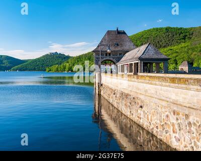 Dam, Edersee, Ederstausee, Edertalsperre, dietro Schloss Waldeck, Assia, Germania Foto Stock