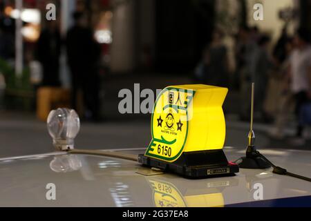 Segno giallo di un taxi nel centro città, quartiere di Ginza, Tokyo, Giappone Foto Stock