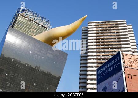 Asahi Breweries edificio con la fiamma Asahi del designer francese Philippe Starck sulla riva orientale del fiume Sumida a Sumida Foto Stock