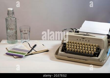 Vecchia macchina da scrivere, macchina da scrivere da viaggio, aquila, blog, foto simbolo, Scrittura, autore, foto da tavolo, Baviera, Germania Foto Stock