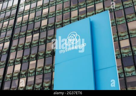 Colonna con logo ThyssenKrupp, di fronte alla nuova sede Thyssen Krupp Steel Europe AG, Duisburg-Brukhausen, Nord Reno-Westfalia, Germania Foto Stock