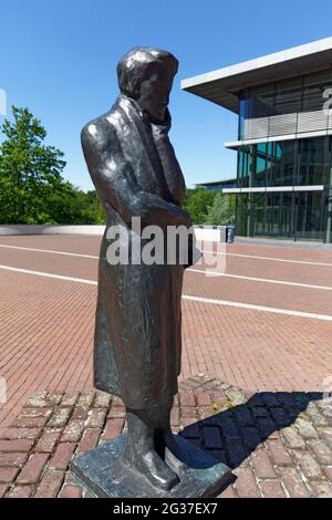 Contemplare Heine, Heinrich Heine Monument nel campus della Heinrich Heine University Duesseldorf, HU, Nord Reno-Westfalia, Germania Foto Stock